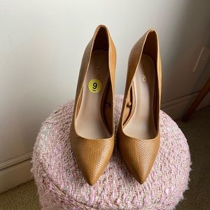 Pump your outfit up with this beautiful shoes.